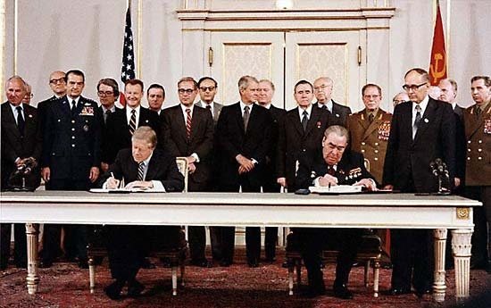 Penandatangan SALT oleh Ronald Reagan dan Leonid Brezhnev
Sumber gambar: Britannica.com