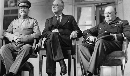 Stalin, Roosevelt, dan Churchill selaku sekutu pemenang Perang Dunia II
Sumber gambar: nationalgeographic.co.uk