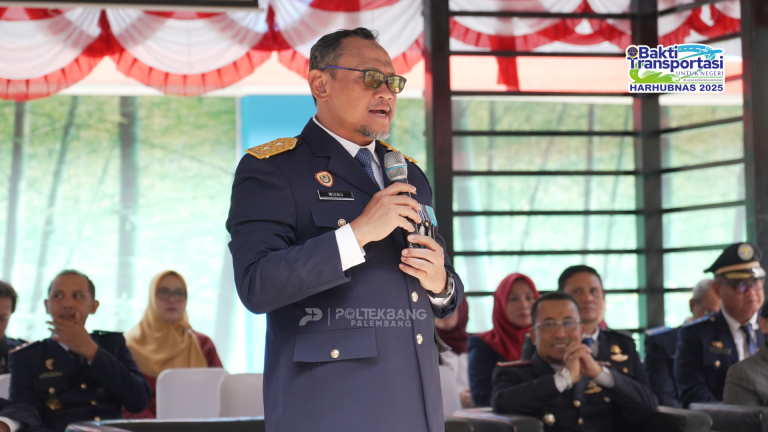 Pengarahan Sekretaris BPSDM Perhubungan kepada para Wisudawan Poltekbang Palembang Tahun Akademik 2024/2025