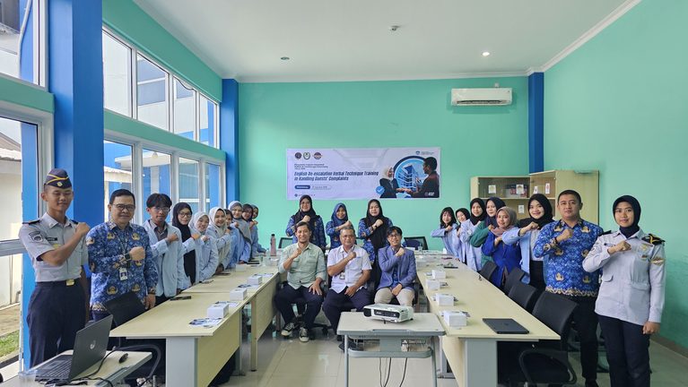 Tingkatkan Kompetensi Pelayanan, Poltekbang Palembang Gelar Pelatihan English De-Escalation Verbal Technique